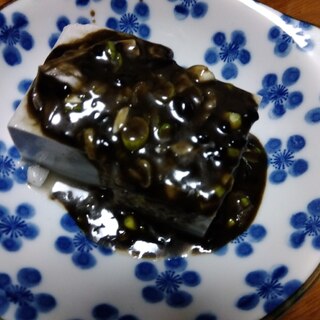 とろ〜りごまあんをかけたごま豆腐